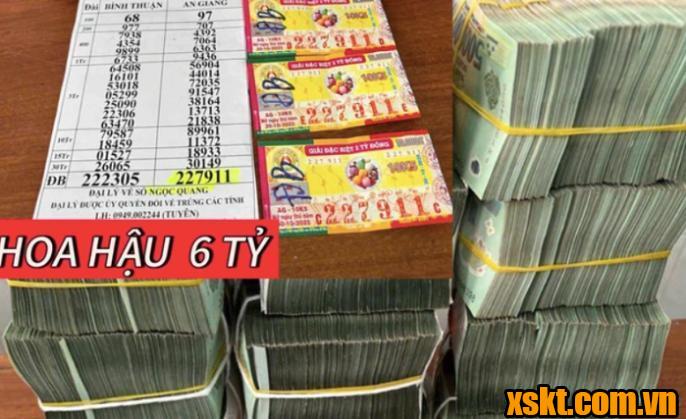 Trúng độc đắc 3 vé số đài An Giang, người phụ nữ mang balo đi nhận thưởng