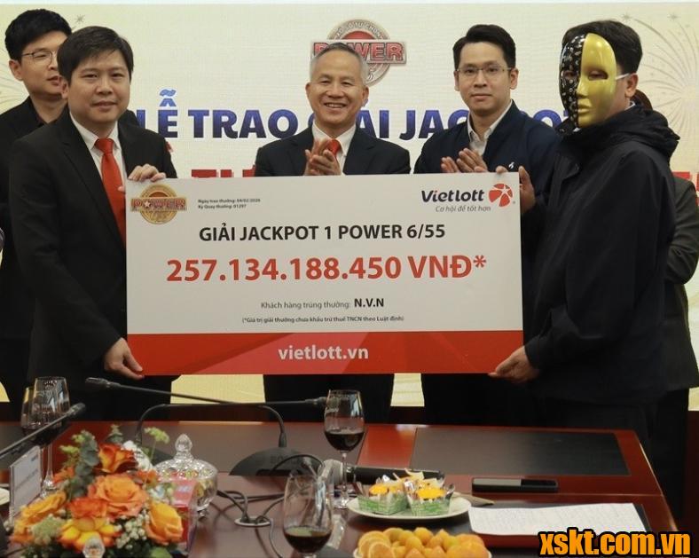 Vietlott: Trao thưởng Nam doanh nhân trúng Jackpot 1 hơn 257 tỷ đồng