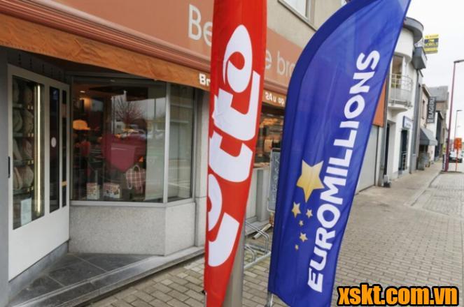 21 người góp tiền mua vé số, bất ngờ trúng độc đắc 145 triệu USD